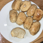 菊姫ぎょうざ - 揚げ焼きの菊姫餃子。この時はサービス期間中で通常の8個に1個おまけ。