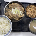 吉野家 - 2023/03/18
            W定食
            牛皿・ねぎ塩牛カルビ定食 つゆだく 847円
            ✴︎クーポン -30円
            ✴︎Tアプリ 100pバック