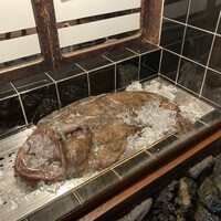 いせ源 - 店先のあんこう展示