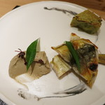 神保町 傳 - 半日干して焼いた鮎　鮎の肝のパテ　鮎の肝を練りこんだパンと共に