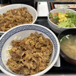 吉野家 - 牛丼小盛ご飯軽めサラダセット・牛皿ファミリーサイズ４人前