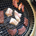 Jindai - レバー、ピートロ、豚カルビ、焼成中。