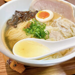 Ramen Shiroiwa - 透き通っているのに、濃いめガツンのスープ