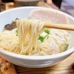 Ramen Shiroiwa - 麺も割とボリュームあると思います