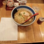 双麺 - 塩ラーメン味玉つき。横はラー油です。