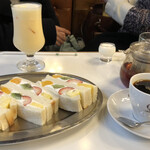 イワタコーヒー店 - フルーツサンドセット、ミックスジュース、紅茶