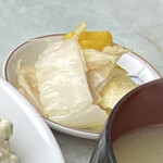 Tonkatsu Marumi - 漬物は白菜とたくあんがたっぷり！
                        これはマンモスうれピー\(°∀° )/