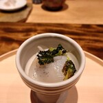 温石 - 軽く墨で炙ったジンドウイカ、芽キャベツ、プチヴェール