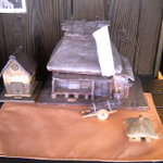町谷 - 陶芸作品の中にそば町谷ののぼりのついた田舎屋の作品がありました。