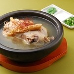 Nobiani - 蔘鶏湯（サムゲタン）。韓国食文化を代表する滋味溢れる伝統料理が時代を超えて現代人の疲れを癒します。