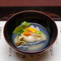 料亭 大宮 一の家 - 2023.3 蛤吸仕立（蛤真薯、花びら大根人参、蕨、三つ葉、オレンジ）