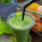 マニコ　キッチン - アボカドと葉野菜、フルーツの入ったクリームベースのグリーンスムージーです。