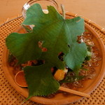 七夕にちなんだ梶の葉で覆われた前菜