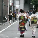 やげんぼり  - お店の前を芸子さんと舞妓さんが連れ立って歩いていきます