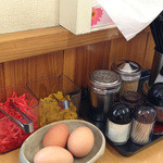 久”留米 大龍ラーメン - 紅しょうがの他にハリハリ漬けが置いてあるのが珍しい。
辛子高菜は有料トッピング(100円)になります。
