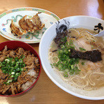 久”留米 大龍ラーメン - ブーブー丼セット780円。
並ラーメン＋餃子4個＋ブーブー丼。