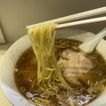 大観楼 - 醤油ラーメン麺箸あげ、チャーシューは2枚入ってた