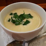 ビストロ マキムシ - お通し（カブの温かいスープ）