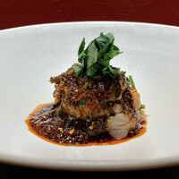 Ji-Cube - 加藤ポークとクレソンの麻辣ソース
                    これはパーフェクト！
                    白飯が食べたいです。
                    薄切りにした加藤ポークをクレソンと湯引きし、黒酢を効かせた麻辣ソースをかけた一品、紹興酒ソーダ割りがとても合いました♪