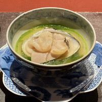 Ji-Cube - ハマグリの茶碗蒸し
                      蛤のお出汁で茶碗蒸しを作り清湯スープで仕上げた一品、麻辣を食べた後の味わいの緩急、料理の構成がとても良いです。
                      蕗の薹と山椒で作った醬が味の決め手、爽やかな春らしさを感じました♪