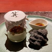 Ji-Cube - ピータン豆腐
                    豆腐とマスカルポーネを裏ごし、ピータンソースと刻んだピータンをのせた前菜、何の違和感もなく食べ易く美味しい！黒いのは軽い口当たりのおこげ、ピータン豆腐をのせて美味しくいただきました♪