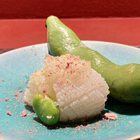 Ji-Cube - イカとそら豆の葱和え
                    アオリイカとそら豆を、刻んだ葱とネギ油で合わせた、シンプルにアオリイカの柔らかさと甘み、そら豆のホクホクした甘みを活かした仕立てが佐々chefらしい味付け。
                    これも美味しい♪