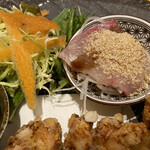 Sainiku Shunsai Ando - 刺身と野菜サラダ