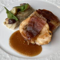 イタリアンダイニング ケシキ - メイン: チキンのインヴォルティーニ キノコ ピスタチオ 生ハム ブラックオリーブ マルサラソース、チキンでグルッと巻かれた具材が煮込まれている。一巻きがデカい、この一品でダメ押しに満腹になった