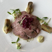 イタリアンダイニング ケシキ - 前菜: 豚フィレ肉のロースト オルゾ (大麦)と赤キャベツのサラダ ポロネギ オニオンクリーム、豚肉の下に隠れてるオルゾがリゾットみたいな食感で前菜からボリュームある一品