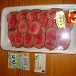 丸重商店 - 言わずと知れた名物、牛たたき。超美味しい牛が1000円程度で食べられます♬