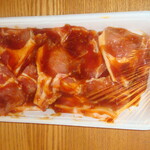 丸重商店 - 平日の昼に行くと、たまに日替わりのお得な一品が。今回は生姜焼き用漬け豚肉。これは癖になる！！