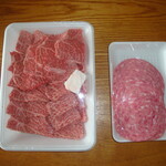 丸重商店 - 左は焼肉用牛。かなり良い肉を混ぜて下さいました！！右はおつまみ用ハム。