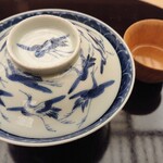 季節料理　なかしま - 200年前の食器・蓋は鶴で器は亀（中身は鯛の桜蒸し）