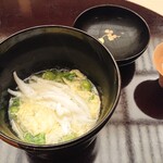季節料理　なかしま - 春の汁物（エンドウ豆、白魚）