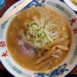 ラーメンの大公 - 炒めたモヤシ、メンマ、叉焼（モモ肉）１枚、長ネギと超シンプルな具材類。