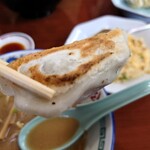 ラーメンの大公 - 分厚い訳じゃありませんが、ちょっとモチッとした皮で、齧り付き方に依っては肉汁がピューと飛び出ますので、注意が必要かな。