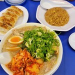 Rairai Tei - 特製ラーメン(ネギ多め・チャーシュー)、半チャーハン、餃子。