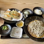 そばカフェ生田村 - 天麩羅そは、卵かけご飯セット。卵が青色