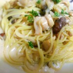 Creamy spaghetti with young chicken and mushrooms