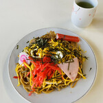 松島屋 - 料理写真:「五目焼きそば（小）」500円税込み♫ 紅生姜と錦糸卵の赤と黄のコントラストが素晴らしい(●´ω｀●)