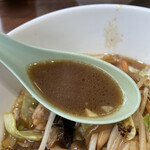 中華食堂 かどや - 豚バラそばのスープ