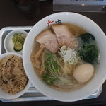 潤目いりこ塩ラーメン＋味玉。たきこみご飯は無料で付けられます。