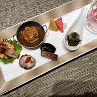 中国料理 礼華 四君子草 - カピカピ、作り置きの前菜。ここまでは許します。