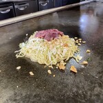Okonomiyaki Tecchan - 生地➡️そば➡️キャベツ➡️ちょい青ネギ➡️千切り人参➡️ちょいかまぼこ➡️揚げ玉➡️モツ