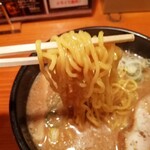 Yoshiyama Shouten - 麺は中太縮れ麺