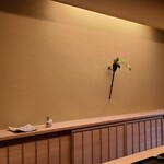 道人 - 店内装飾も華美さは無く、1輪の花差しの様な凛とした雰囲気があります
      そして女将さんの柔らかな応対に気持ちが癒される素敵なお店です