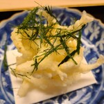 道人 - ⑩白魚(島根県宍道湖産)の天ぷら、八代海苔(熊本県八代産)載せ
      かき揚げに見えるけど一匹ずつ丁寧に揚げられており、くっついていません
      シンプルに塩と八代海苔で清んだ旨みをじっくり味わいます