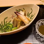 道人 - ①炭火炙りミル貝(山口県産)、蒸し黒鮑(京都府間人産)、菜の花の胡麻和え、黒鮑の肝添え