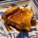 道人 - ⑬赤甘鯛(産地聞き忘れ)の梅煮
      煮魚は臭みが出易いので苦手と感じる事がとても多いのですが、道人さんだと当然ながらそんな事は無いのです
      しっとりと赤甘鯛の旨みを楽しめました