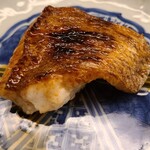 道人 - ⑧炭火焼き赤鯥【別称:ノドグロ】(徳島県産)
      本来四国の赤鯥は脂のりイマイチで旨みも薄い
      しかし徳島の特殊な場所にいる個体は日本海北部の様な脂のりと旨みがある
      コレがそれ、極みの火入れでめちゃウマい